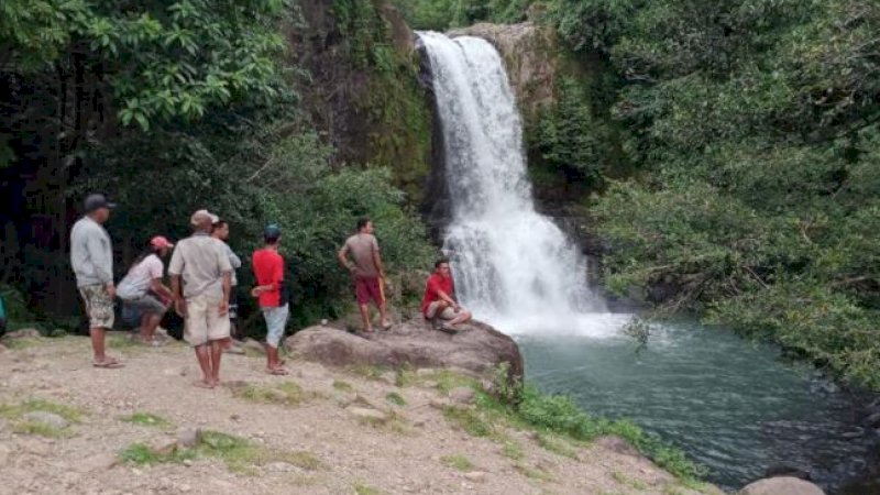 Air Terjun Pung Bunga di Desa Bontomanurung, Kecamatan Tompobulu, Kabupaten Maros.