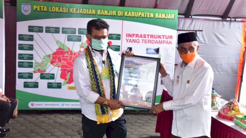 Mentan SYL Salurkan Bantuan Sembako Presiden dan Sarana Pertanian Untuk Korban Banjir Kalsel