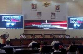 Pukul Meja di Depan Sekprov Sulsel, Utusan Jokowi Desak Pembebasan Lahan Kereta Api Selesai Maret 2021