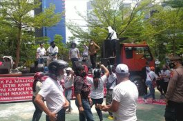 Operasional Dibatasi, Pekerja THM Joget di Balai Kota Makassar