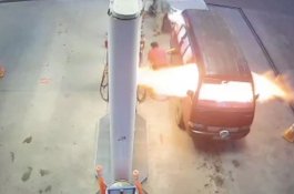 Baru Saja Menutup Tangki, Ngerinya Kebakaran Mobil di SPBU Ini