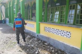 Batalyon C Pelopor Satbrimob Polda Sulsel Sterilkan Tempat Ibadah dengan Penyemprotan Disinfektan