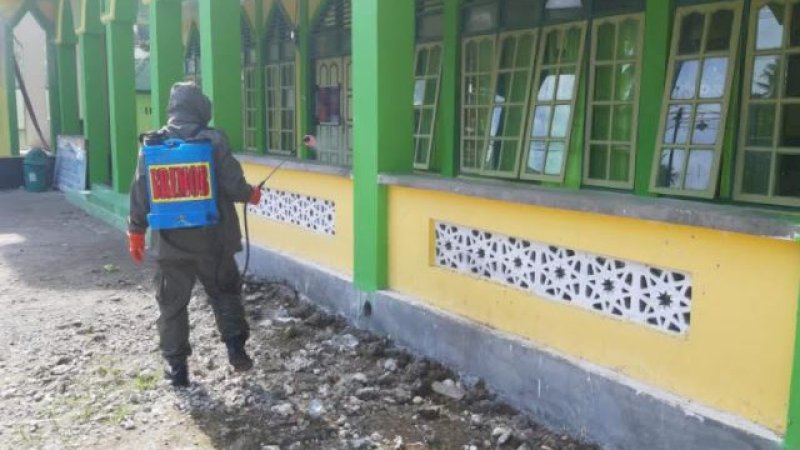 Salah satu masjid yang jadi sasaran penyemprotan cairan disinfektan.