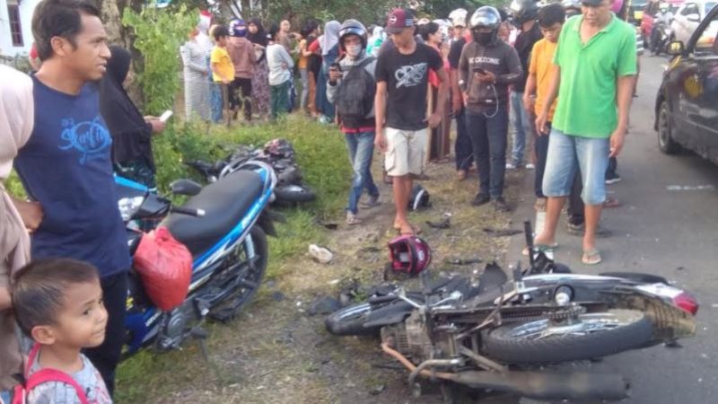 Warga berkerumun di lokasi kecelakaan di Desa Bulo-Bulo, Kabupaten Bulukumba, Kamis (11/2/2021).