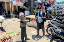Polwan Polres Wajo Bagi-Bagi Masker di Pasar Sentral Sengkang