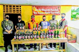 Jelang Pilkades Serentak, Polsek Pitumpanua Sita Puluhan Botol Miras dan Ballo