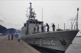 Lantamal VI Sambut Kedatangan KRI Sura-802 di Dermaga Layang