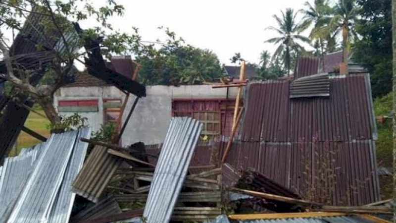 Salah satu bangunan yang rusak akibat puting beliung di Kabupaten Bulukumba, Sabtu (13/2/2021).