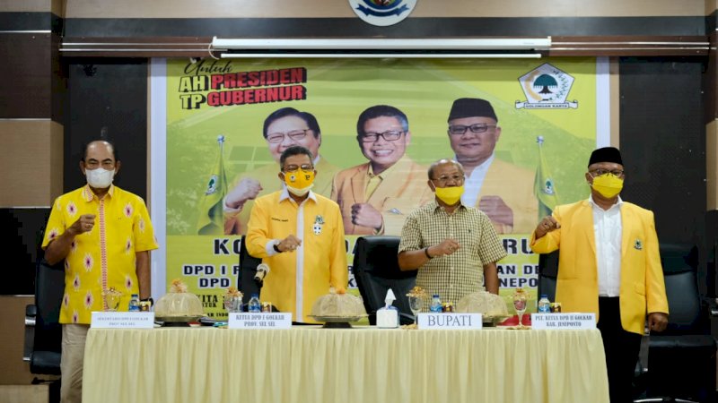 Ketua DPD I Partai Golkar Sulsel, Taufan Pawe (kedua kiri).