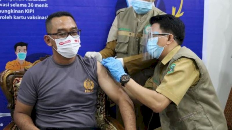 Kapolres Takalar, AKBP Beny Murjayanto, saat menerima vaksin COVID-19 untuk tahap kedua di RSUD H. Padjonga Daeng Ngalle, Takalar, Senin (15/2/2021).