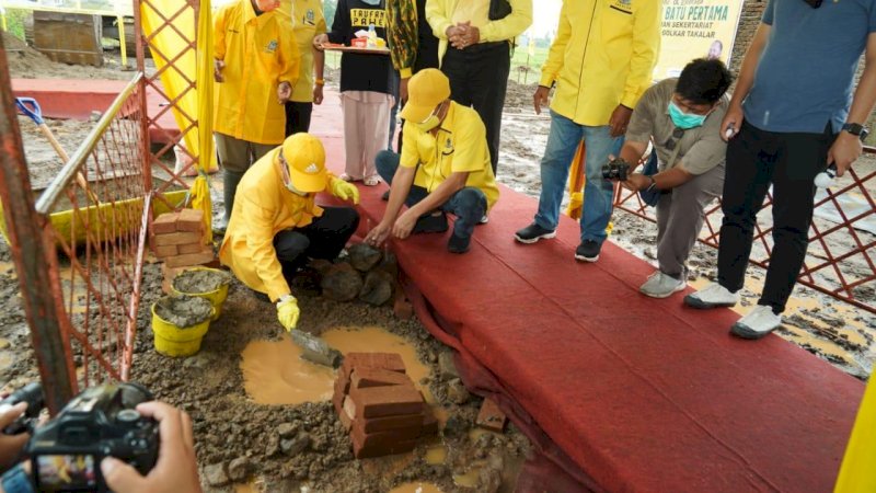 Taufan Pawe Letakkan Batu Pertama Pembangunan Kantor Golkar Takalar