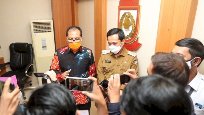 PJ Wali Kota Makassar,  Prof Rudi Djamaluddin saat bertemu dengan Wali Kota terpilih,  Moh Ramdhan Pomanto,  di Kantor Balaikota,  Senin, (15/2).