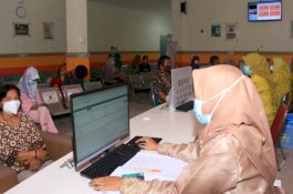 Disdukcapil Berikan Kejutan ke Warga yang Berulang Tahun Bertepatan HUT Kota Parepare