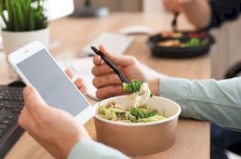 Abaikan Kesakralan, Pandemi Paksa Prancis Bolehkan Pegawai Makan di Meja Kerja