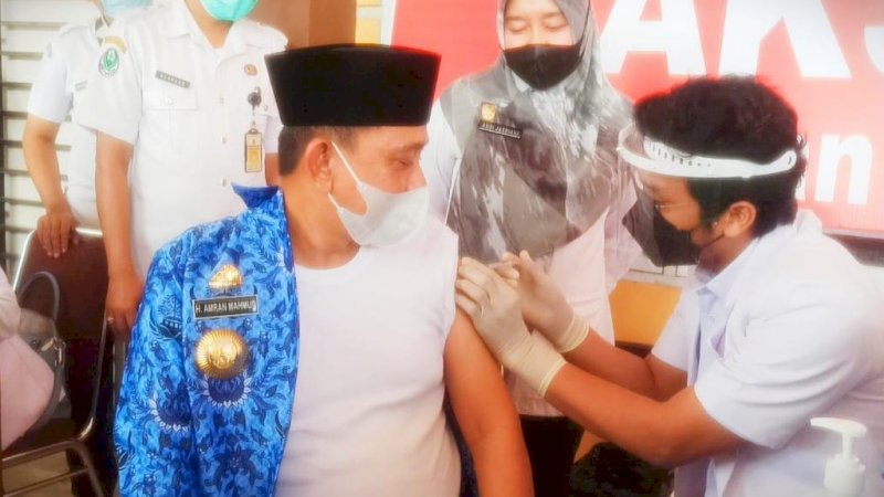 Datang Sore, Bupati Wajo Amran Mahmud Jalani Vaksinasi Tahap Kedua