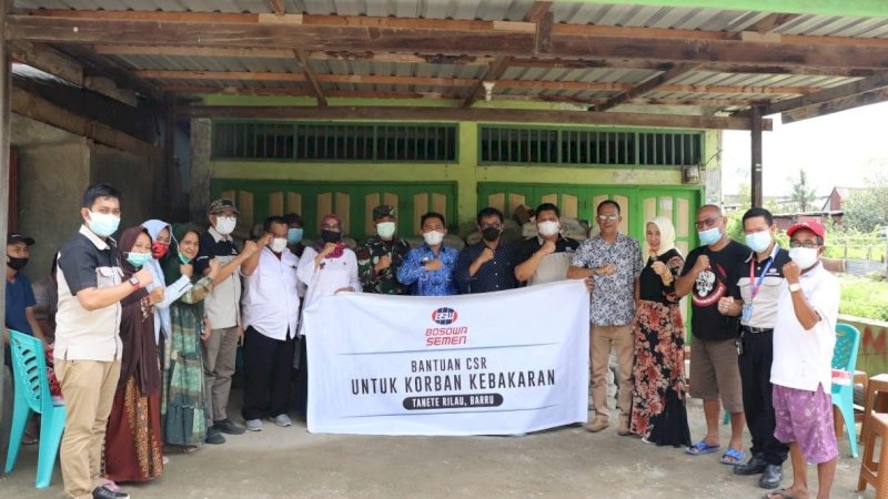 Semen Bosowa Bantu 500 Sak Semen Korban Bencana Kebakaran di Barru