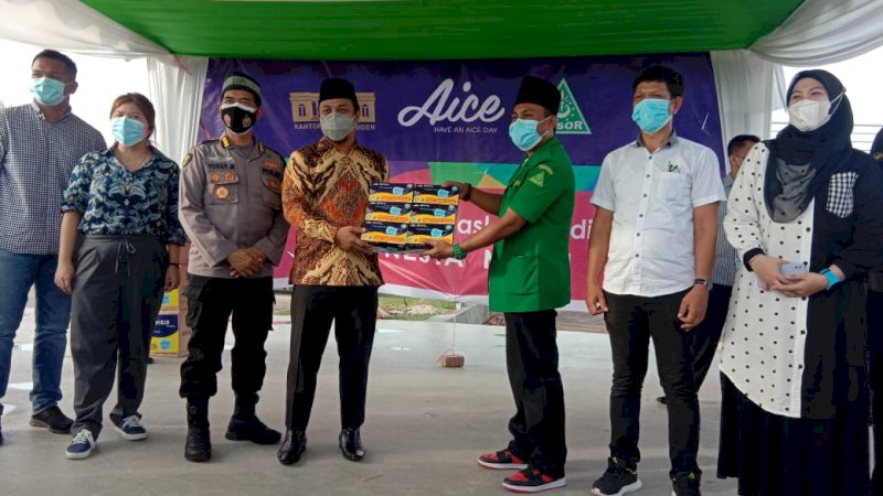 Penyaluran Masker Medis dari GP Ansor, KSP dan Aice Group di CPI Makassar, Rabu, (17/2/2021).
