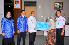 HUT Ke-667 Sidrap, Dollah Mando Serahkan Bantuan ke Lembaga Sosial