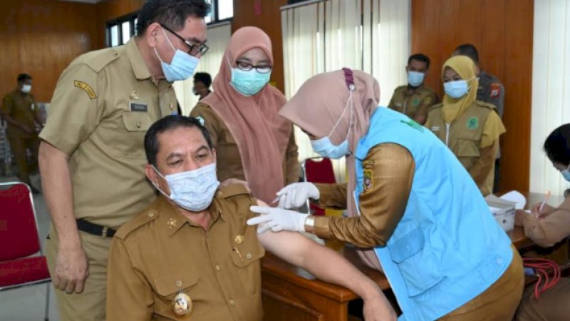 Wakil Bupati Sidrap, Mahmud Yusuf menerima vaksin dosis kedua.