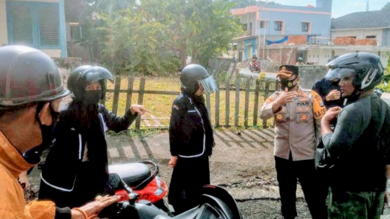 Kapolres Wajo, AKBP Muhammad Islam, saat menangani pengendara yang terlibat lakalantas.