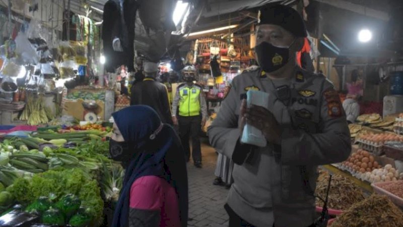 Operasi yustisi oleh personel Polsek Panakkukang di Pasar Toddopuli.