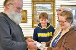 Cerita Seorang Pria yang Temukan Uang Ratusan Juta dari Sofa Bekas yang Dibeli