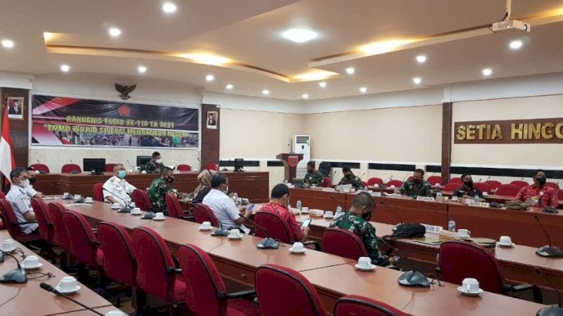 Rapat koordinasi teknis (rakornis) TNI Manunggal Membangun Desa (TMMD) ke-110 TA 2021 di Markas Kodam XIV/Hasanuddin, Makassar, Kamis (18/2/2021).
