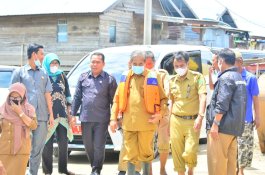 Dollah Mando Serahkan Perahu Motor di Desa Tellu Limpoe dan Panca Lautang