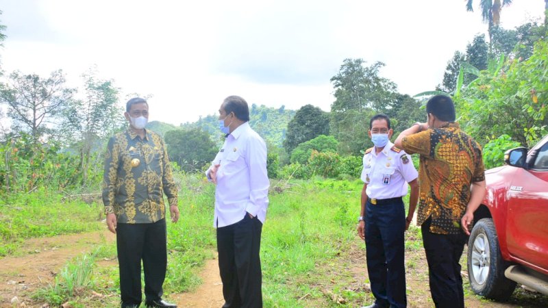 Dollah Mando Tinjau Pembangunan Jalan Penghubung Sidrap dan Wajo di Desa Lombo