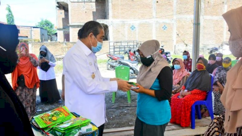 Penyerahan berlangsung di Kelurahan Lakessi, dihadiri langsung Bupati Sidrap, Dollah Mando, didampingi Camat Maritengngae, Mustari Kadir.