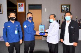 Pemkab Sidrap Dapat Plakat Penghargaan dari BP Jamsostek