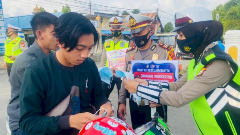 Cegah Penyebaran Covid-19, Satlantas Polres Wajo Rutin Berbagi Masker ke Pengguna Jalan