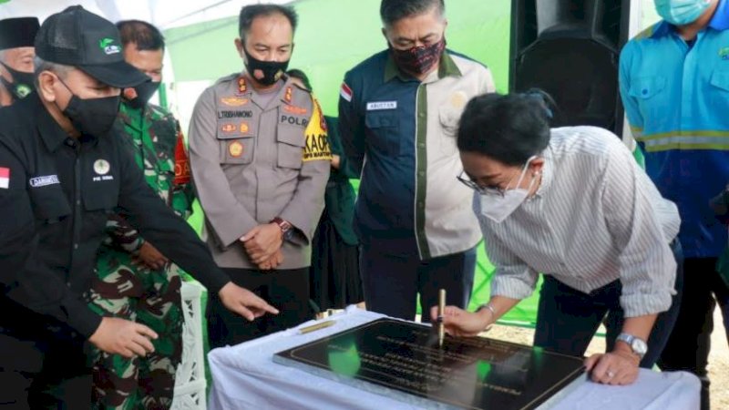 Penandatanganan prasti pendirian pabrik limbah B3 di Barru oleh Direktorat Jenderal (Dirjen) Pengelolaan Sampah, Limbah, dan B3 KLHK, Rosa Vivien Ratnawaty.