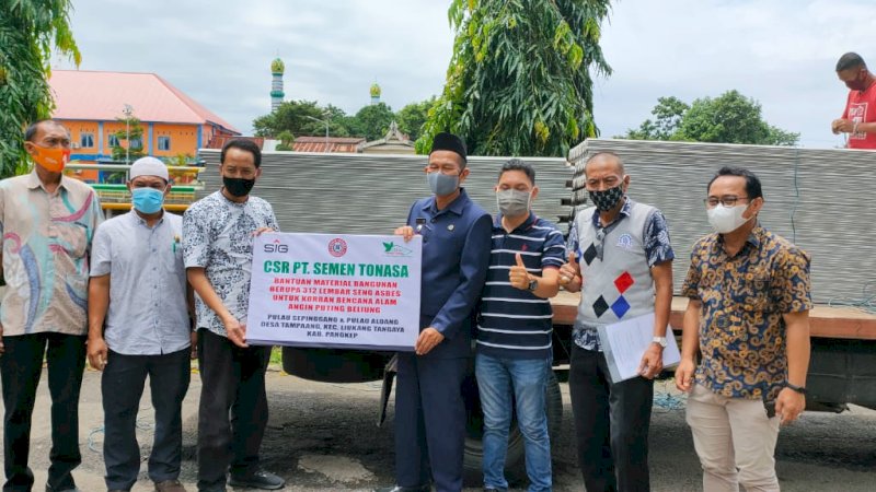 PT Semen Tonasa menyerahkan bantuan berupa ratusan material seng asbes kepada warga yang terdampak angin puting beliung, di Kecamatan Likuang Tangayya Pangkep, Jumat, (19/2).