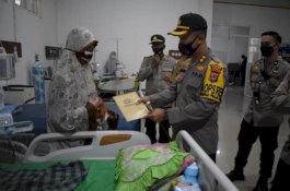 Kapolres Barru Bantu Biaya Pengobatan Balita Penderita Hidrosefalus