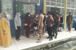 Pastikan Penerapan Protokol Kesehatan, Polisi dan TNI Pantau Penerimaan Rapor SMA 2 Jeneponto