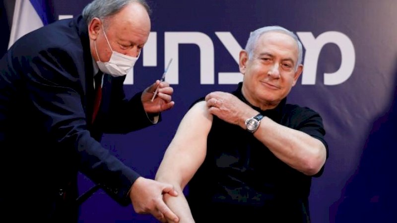 Perdana Menteri (PM) Israel Benjamin Netanyahu bersiap disuntik vaksin Covid-19 di Sheba Medical Center, Ramat Gan, Israel, 19 Desember 2020 (REUTERS/Amir Cohen/Pool)