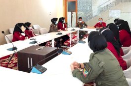 Seragamnya Mirip Resepsionis Hotel, Srikandi Satpol PP Sulsel Dilatih Layani Tamu