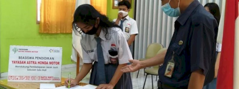 Yayasan AHM Berikan Beasiswa untuk Pelajar dan Guru
