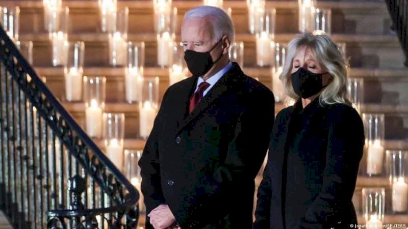 Joe Biden (kiri). (Foto: Jonathan Ernst/Reuters)