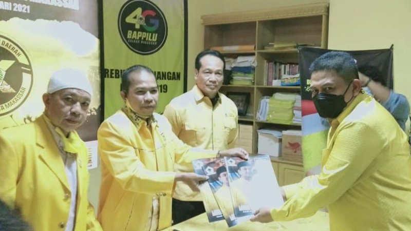 Juniar Arge saat mengembalikan formulir calon Ketua Golkar Makassar.