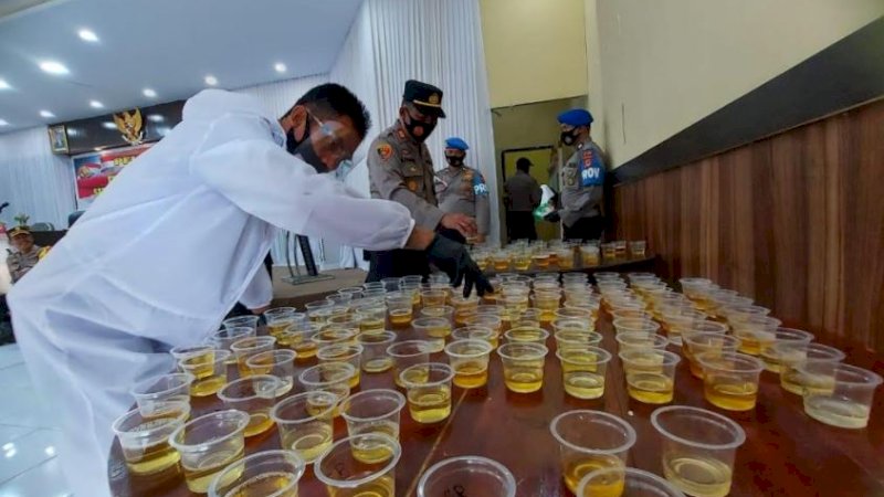 Petugas mengecek urine para personel Polres Wajo, Selasa (23/2/2021).

