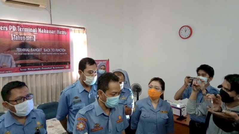 Direktur Terminal Makassar Metro, Arsony SH saat diwawancara di kantornya, Selasa, (23/2).