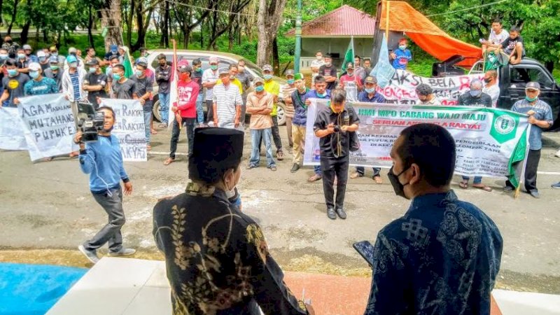 Himpunan Pelajar Mahasiswa Indonesia (HPMI) Cabang Wajo menggelar aksi damai di depan gedung DPRD Kabupaten Wajo, Kamis (25/2/2021). 