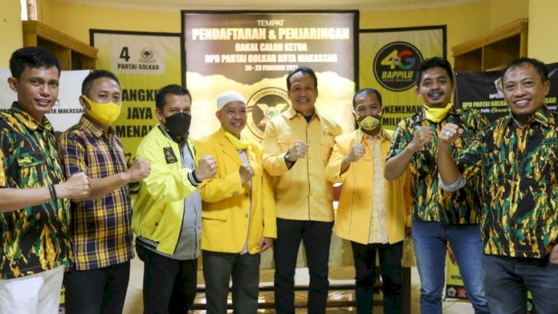 Juniar Arge (tengah) saat mengembalikan formulir bakal calon Ketua DPD II Partai Golkar Makassar.