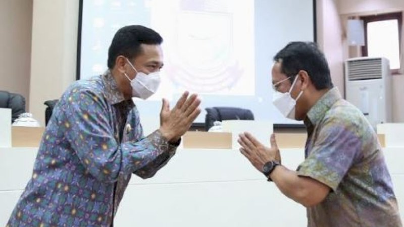 Pj Wali Kota Makassar, Rudy Djamaluddin (kiri).