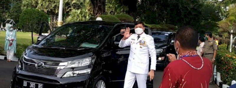 Adnan Purichta Ichsan Lambaikan Tangan saat Tiba di Lokasi Pelantikan