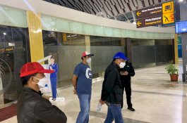 Dikawal Petugas Berpakaian Biasa, Ini Foto Nurdin Abdullah Sesaat Sebelum Diterbangkan ke Jakarta
