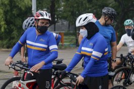 Isi Akhir Pekan di Pagi Hari, Danny-Fatma Kompak Gowes hingga Bantimurung