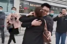 Terpisah 28 Tahun Lalu, Pemuda Ini Bertemu Ibu Kandung yang Tertukar di Rumah Sakit